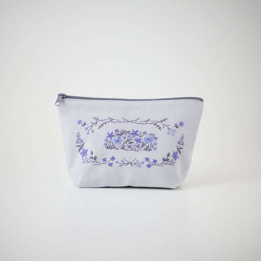 コスモ(COSMO) 刺しゅうキット　アトリエ ド ノラ　穏やかな日々の刺しゅう時間
マチ付きファスナーポーチ　そよ吹く空色の庭