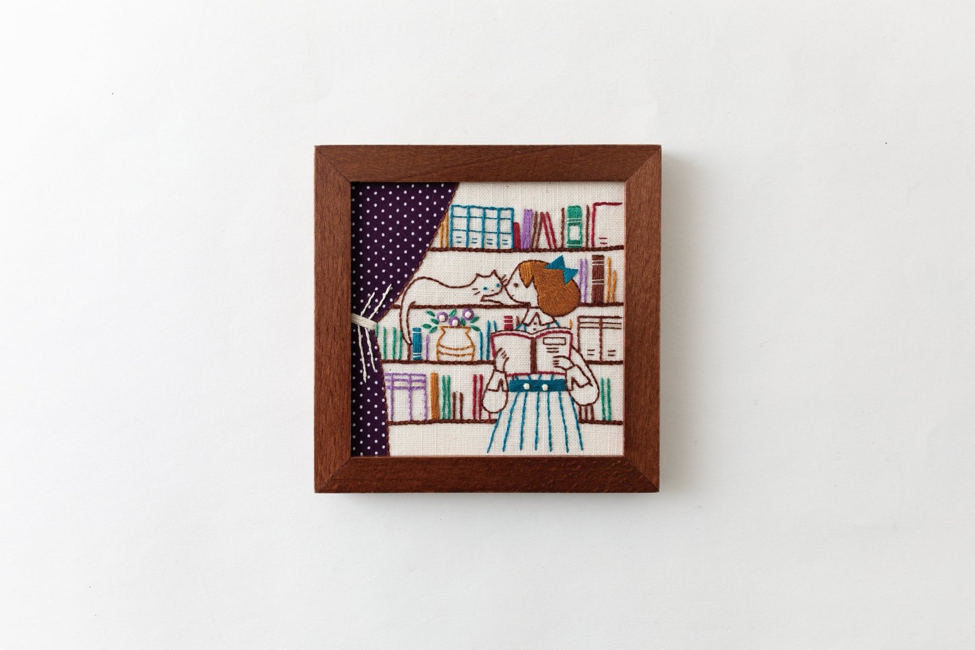 COSMO刺しゅうキット ねこと暮らす毎日（BOOK SHELF） No.542104 - COSMO コスモ