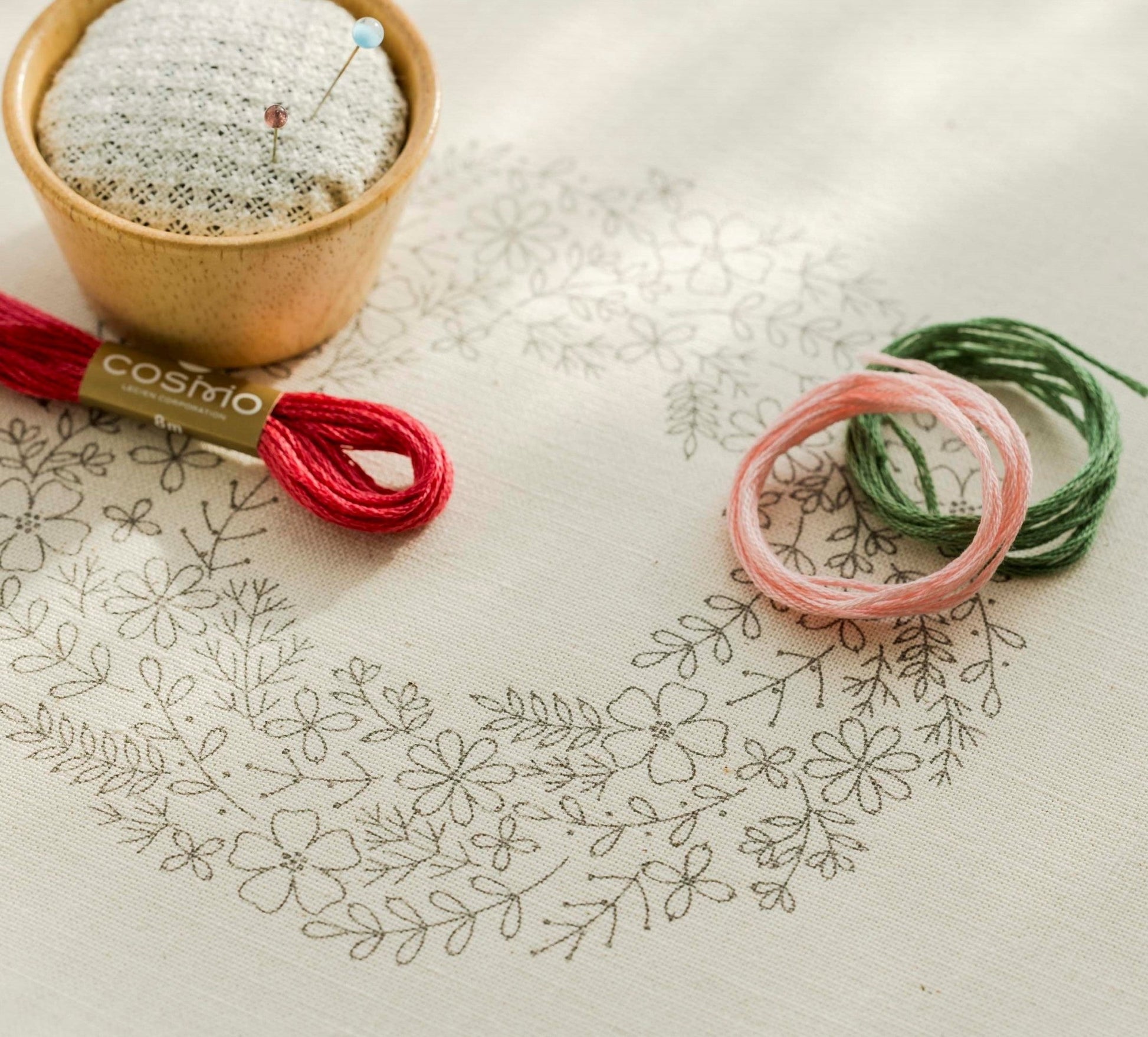 COSMO 刺しゅうキット yulaのこころ躍る草花刺繍 (ワンカラーの植物模様) No.542406 - COSMO コスモ
