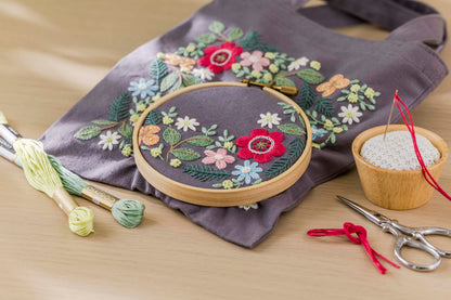 COSMO 刺しゅうキット yulaのこころ躍る草花刺繍  (陽だまりのリース) No.542402